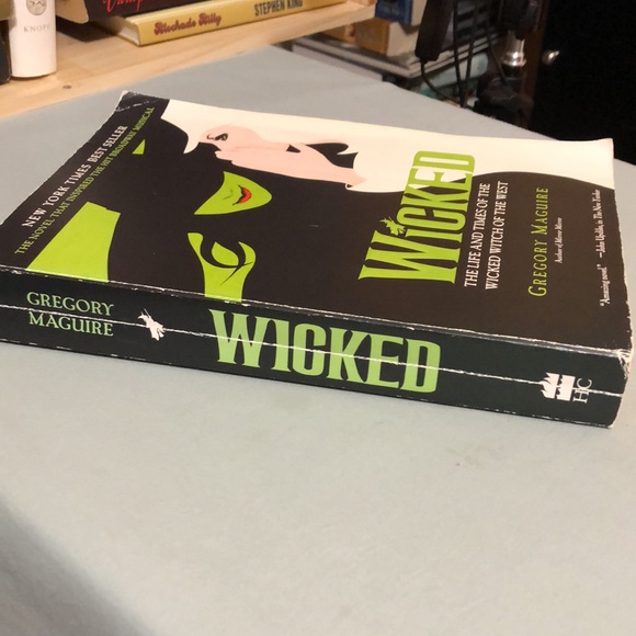 WICKED Paperback Book 2004 Revised with Photos Wicked Witch of the West - Picture 3 of 6